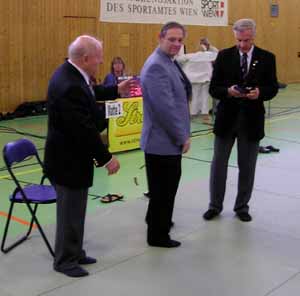 Herr Wlasa erhlt die silberne Verdienstmedaille durch den Prsidenten des JLV-Wien.