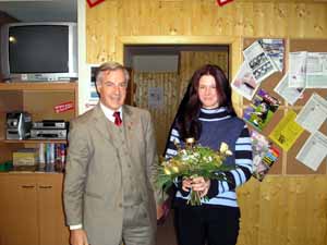 Birgit Eitelberger erhielt als Anerkennung einen groen Blumenstrauss