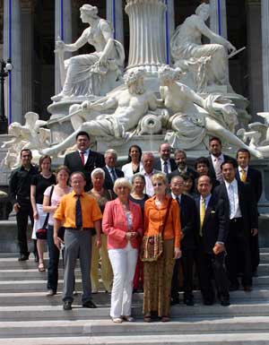Die japanischen Gste mit den Gastgebern vor dem Parlament.