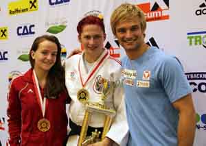 Ludwig Paischer gratuliert den Medaillengewinnerinnen Magdalena Krssakova (Gold -63 kg; Mitte) und Nicole Kaiser (Bronze -48 kg; links).