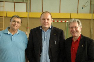 Manfred Buchter (li) mit Prsident Peter Seisenbacher und Willhelm Maurer (re)