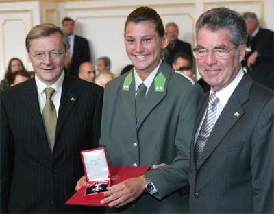 Heill bei der berreichung des Silbernen Ehrenzeichens durch Bundesprsident Dr. Fischer und Bundeskanzler Dr. Schssel.
